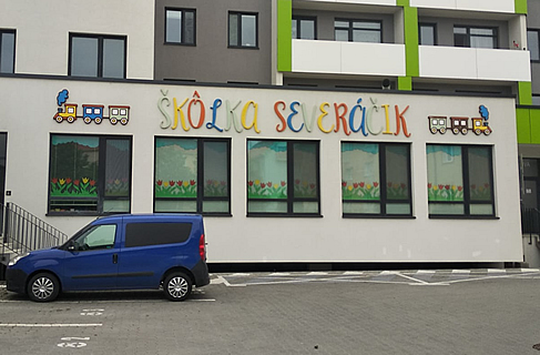 Hodiny a logo z plastu a polystyrenu