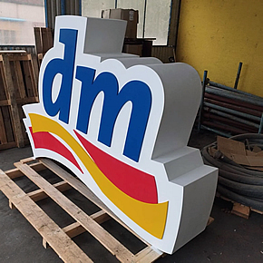 Velke 3D logo z dreva a plastu